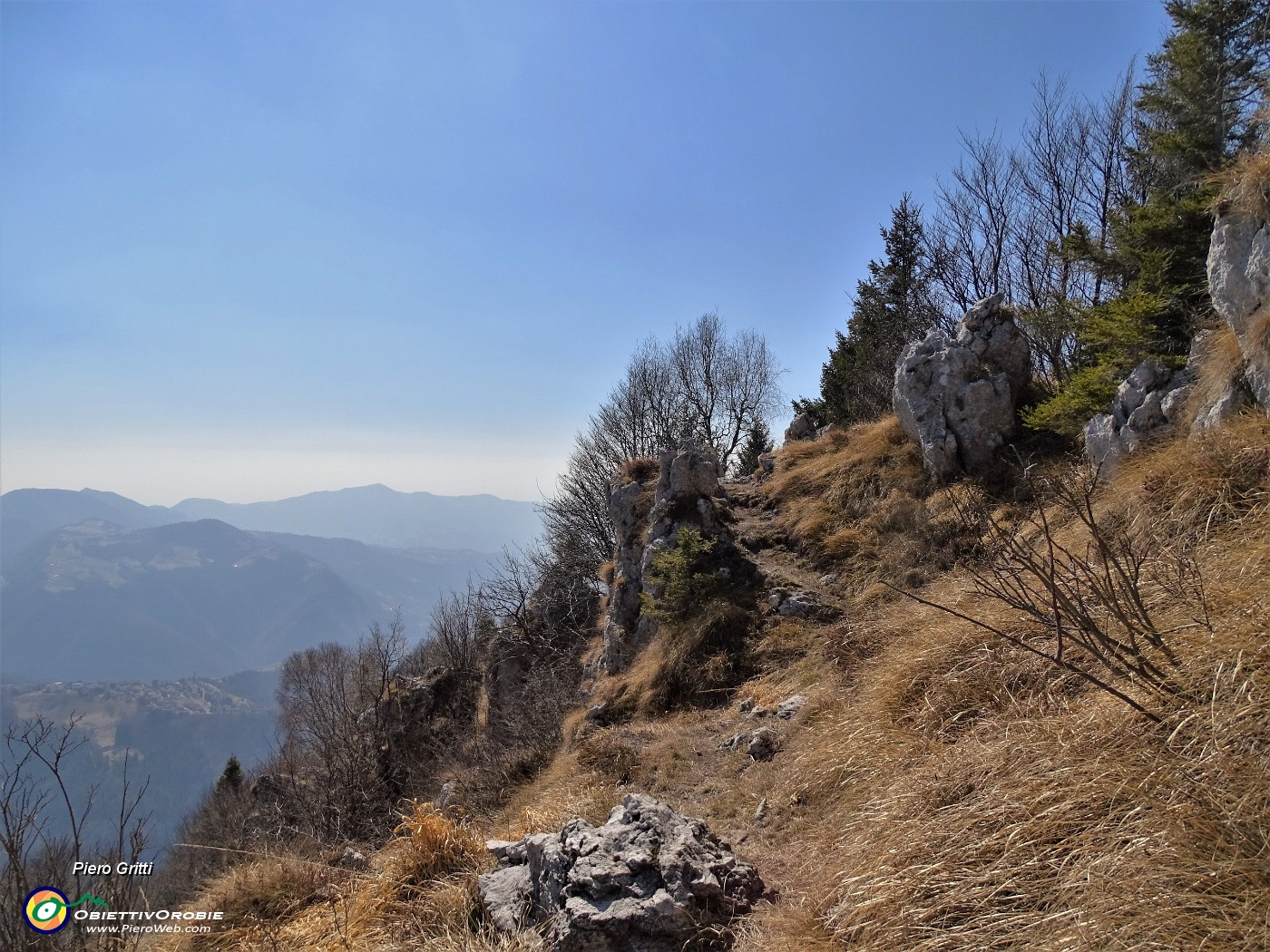 45 Dalla baita di Cima Cornetti scendo su sentierino panoramico in Alben.JPG -                                